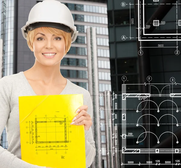 Vrouwelijke aannemer in witte helm met bestanden — Stockfoto