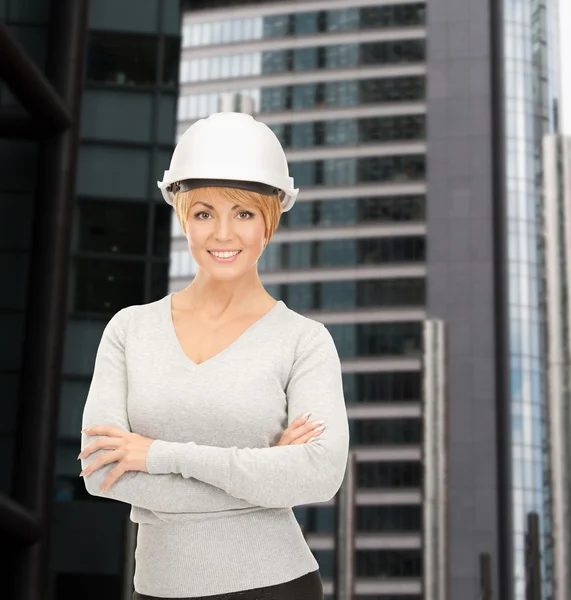 Contratante feminino no capacete — Fotografia de Stock