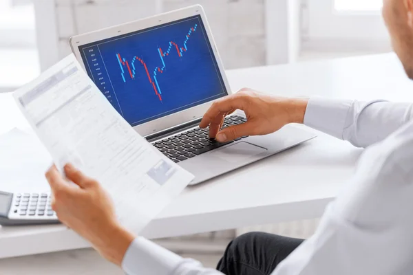 Affärsman som arbetar med forex diagram i office — Stockfoto