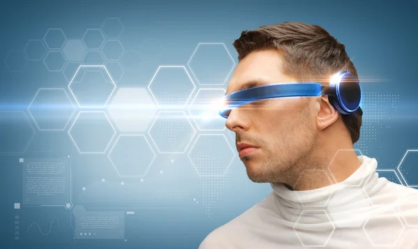 Hombre serio con gafas futuristas — Foto de Stock