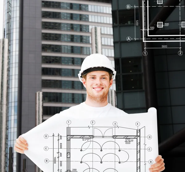 Mężczyzna architekt w biały kask z plan — Zdjęcie stockowe