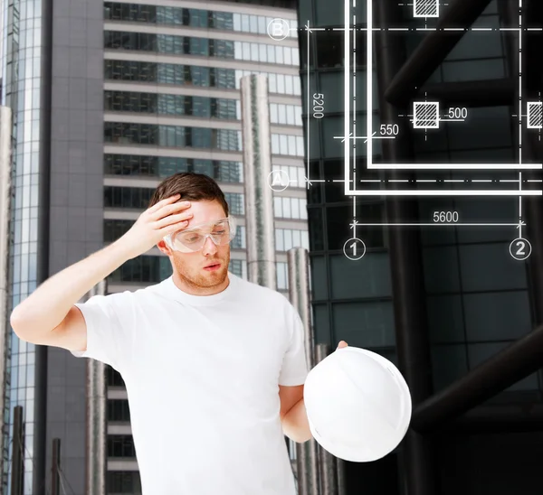 Arquiteto masculino em óculos de segurança decolando capacete — Fotografia de Stock