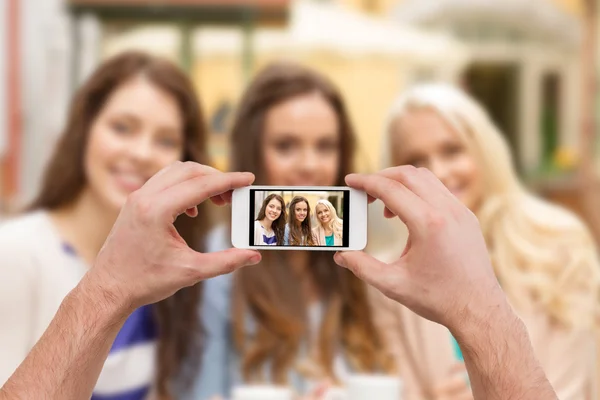 Primer plano de las manos tomando fotos con el teléfono inteligente — Foto de Stock