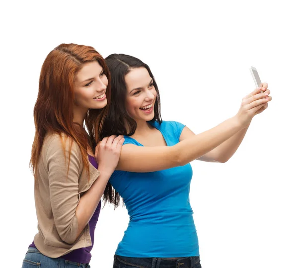 Two smiling teenagers with smartphone — Stock Photo, Image