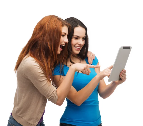 Δύο έφηβοι χαμογελώντας με υπολογιστή pc ταμπλετών — Φωτογραφία Αρχείου