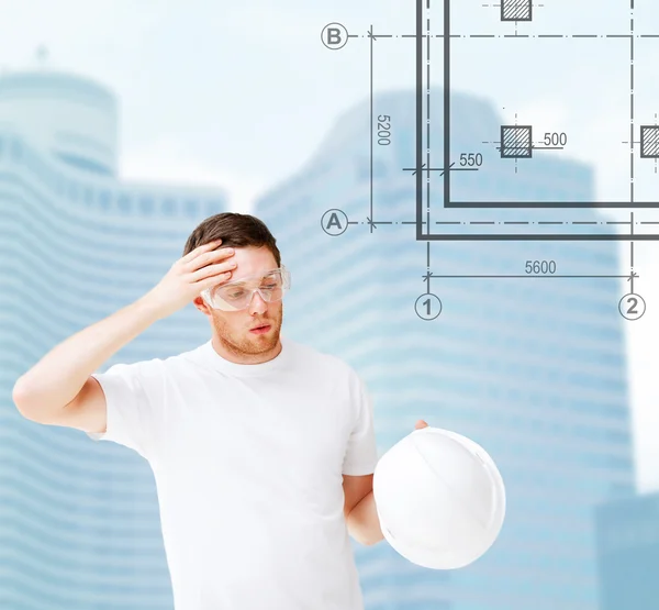 Mannelijke architect in veiligheidsbril opstijgen helm — Stockfoto