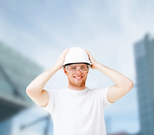 Architetto maschio in casco con occhiali di sicurezza — Foto Stock