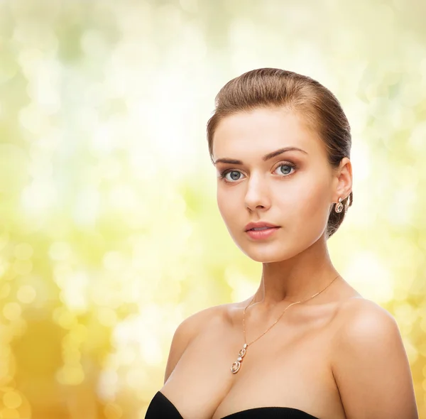 Mujer con pendientes de diamantes brillantes y colgante —  Fotos de Stock