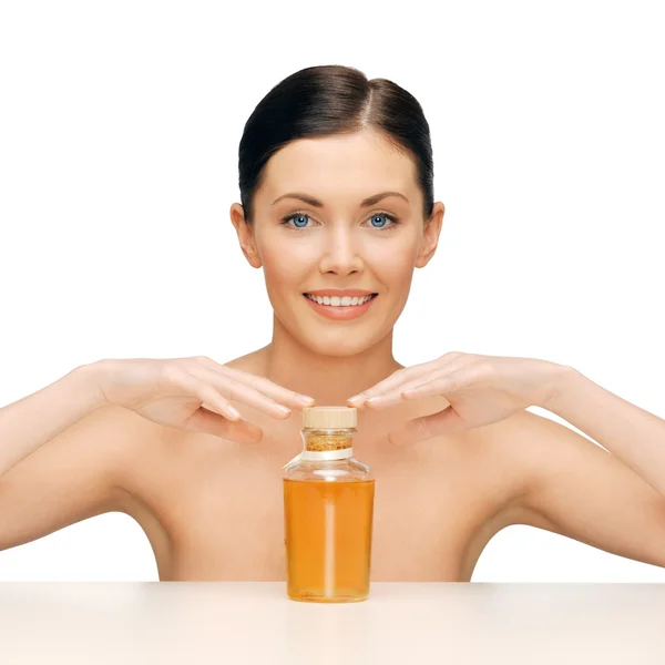 Hermosa mujer con botella de aceite —  Fotos de Stock