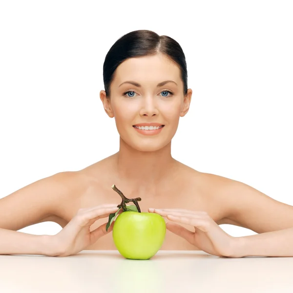 Mulher bonita com maçã verde — Fotografia de Stock