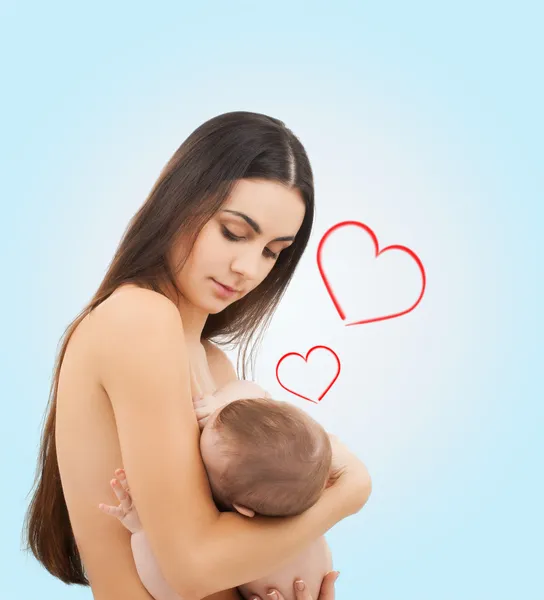 Mãe feliz alimentando seu bebê adorável — Fotografia de Stock