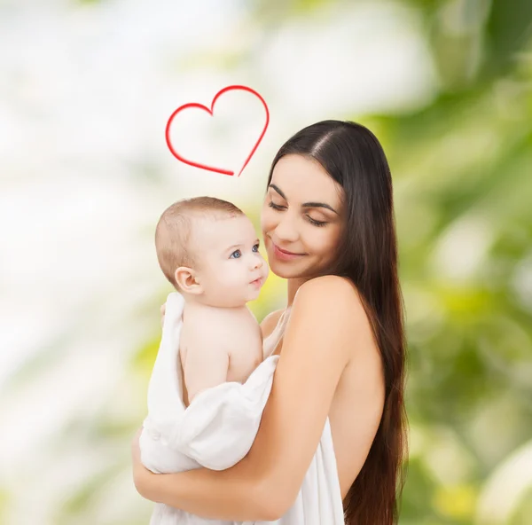 Feliz madre con adorable bebé — Foto de Stock