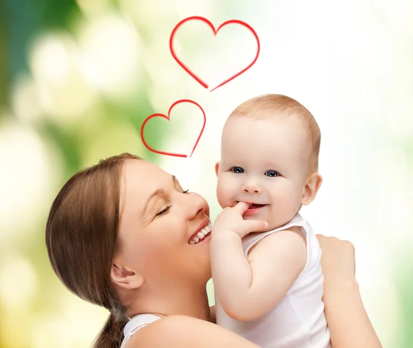 Mãe feliz com bebê adorável — Fotografia de Stock