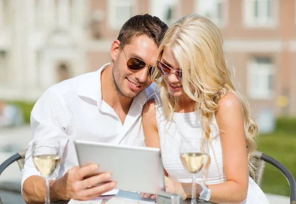 Couple regardant tablette PC dans le café — Photo