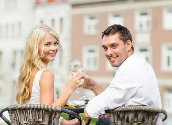 Sonriente pareja bebiendo vino en la cafetería — Foto de Stock