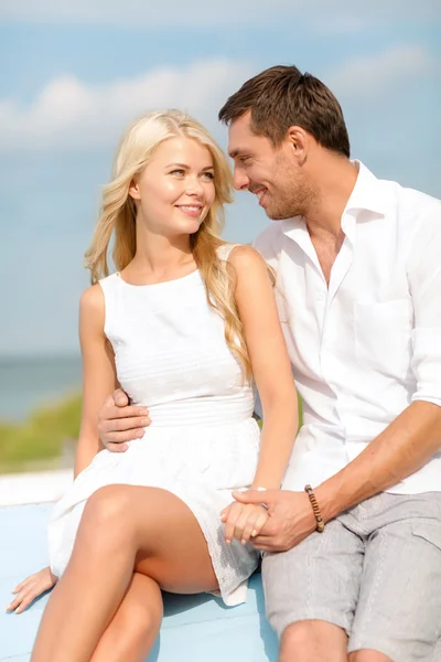 Casal sorridente à beira-mar — Fotografia de Stock