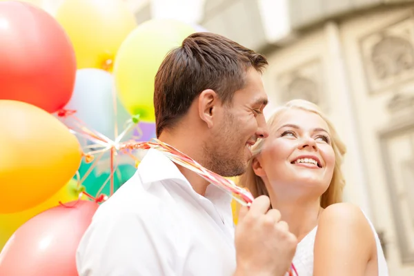 Pareja feliz con globos de colores —  Fotos de Stock