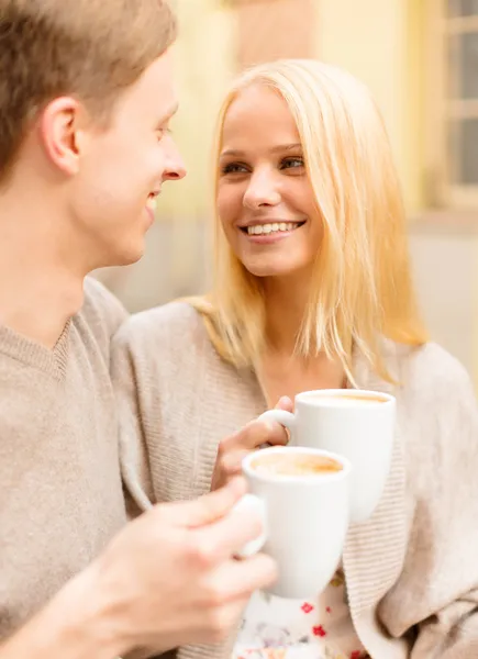 Casal feliz romântico no café — Fotografia de Stock