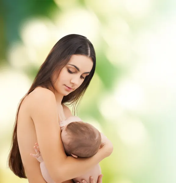 Glückliche Mutter füttert ihr entzückendes Baby — Stockfoto