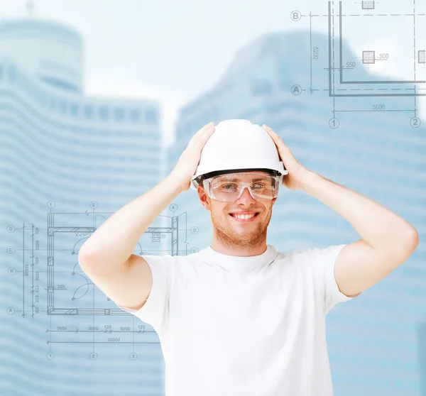 Arquitecto masculino en casco blanco con gafas de seguridad —  Fotos de Stock