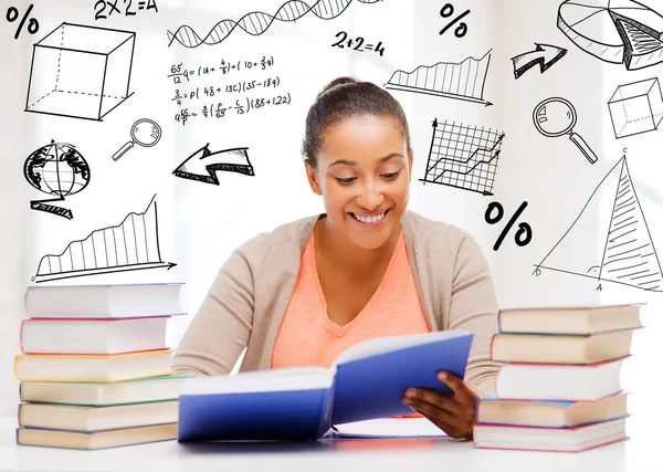 Estudante internacional estudando na faculdade — Fotografia de Stock