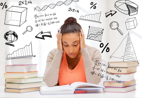 Estudiante cansado con libros y notas — Foto de Stock