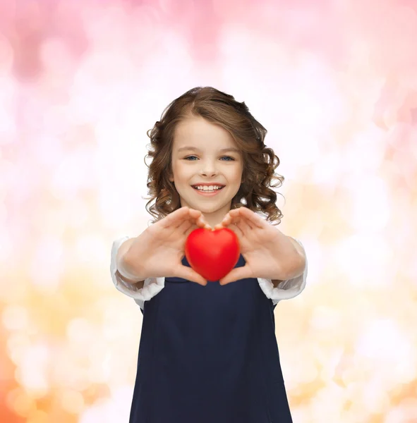 Vacker flicka med litet hjärta — Stockfoto