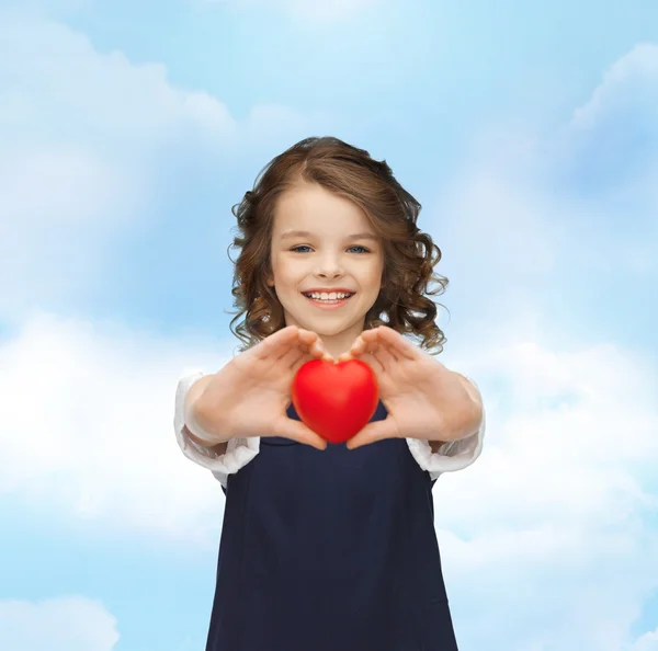 Vacker flicka med litet hjärta — Stockfoto