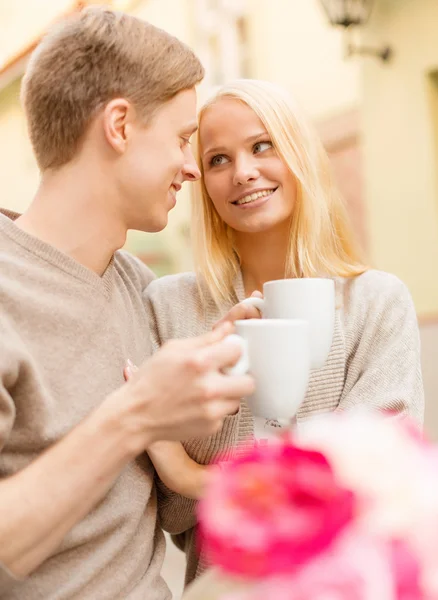 Romantyczny szczęśliwy pary w kawiarni — Zdjęcie stockowe