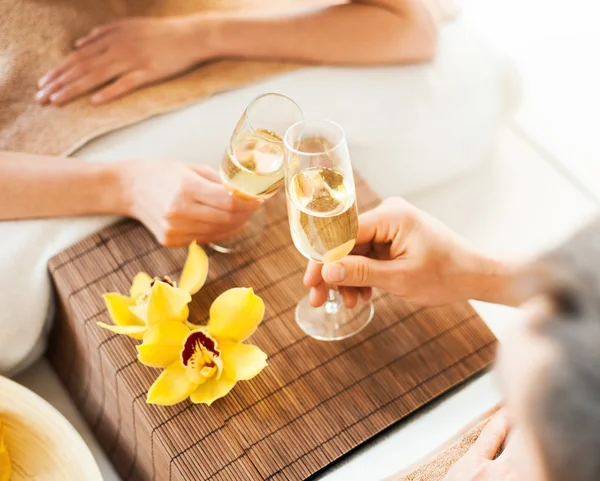 Şampanya bardağı ile kadın ve erkek el — Stok fotoğraf