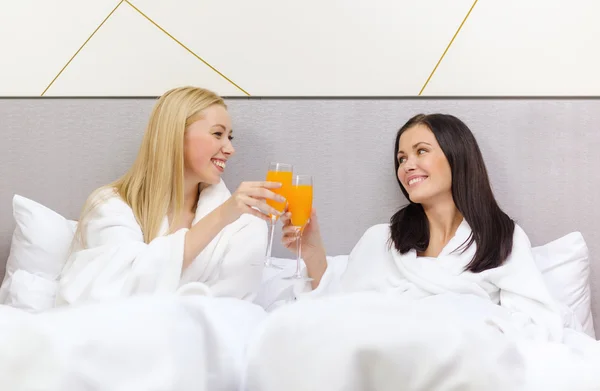 Sorridente fidanzate fare colazione a letto — Foto Stock