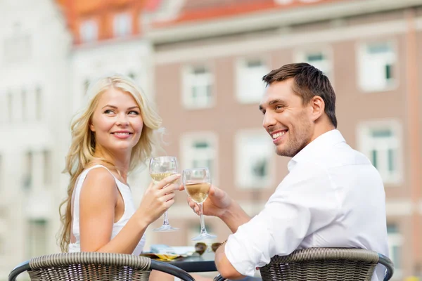 Sonriente pareja bebiendo vino en la cafetería —  Fotos de Stock