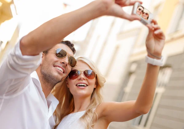 Travelling couple taking photo picture with camera — Stock Photo, Image