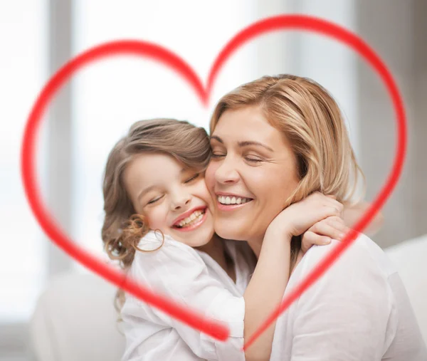 Sonriente madre e hija abrazándose Imagen de stock
