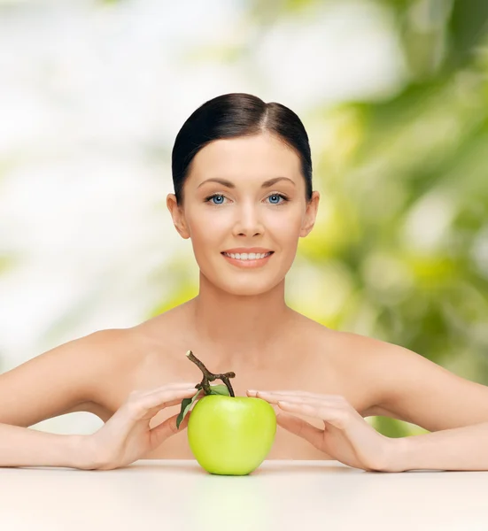 녹색 사과와 아름 다운 여자 — 스톡 사진