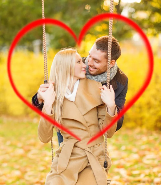 Romantiska par i höst park — Stockfoto