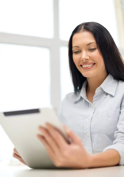 Glimlachende zakenvrouw of student met tablet pc — Stockfoto