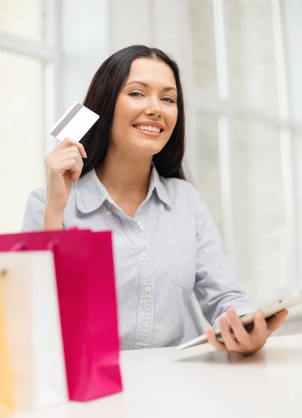 Mujer sonriente con pantalla en blanco tableta pc — Foto de Stock