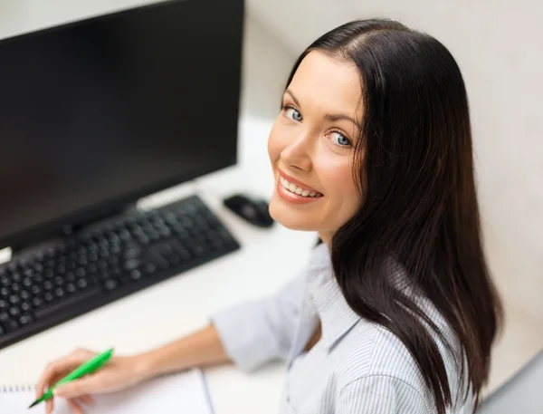 Sorridente donna d'affari o studente che studia — Foto Stock