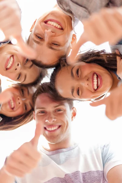 Grupo de adolescentes sonrientes mirando hacia abajo — Foto de Stock