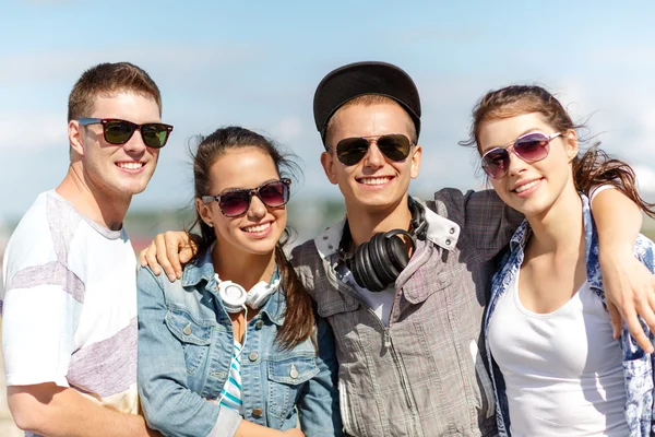 Adolescenti sorridenti in occhiali da sole appesi all'esterno — Foto Stock