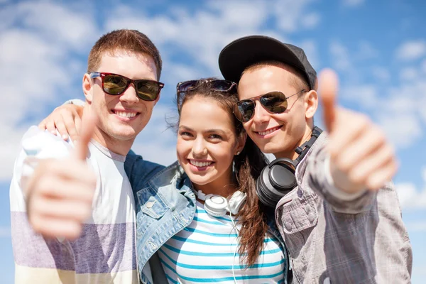 Adolescents souriants montrant pouces vers le haut — Photo