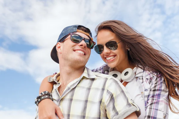 Adolescenti sorridenti in occhiali da sole divertirsi all'aperto — Foto Stock