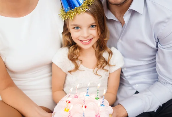 Семья с тортом и свечами — стоковое фото