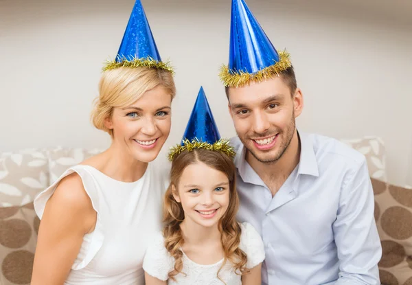 Família feliz em casa — Fotografia de Stock