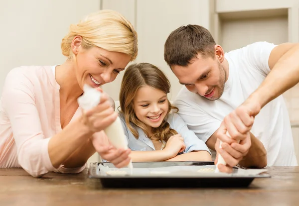 Lycklig familj att göra kakor hemma — Stockfoto