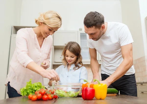 Familia feliz haciendo la cena en la cocina —  Fotos de Stock