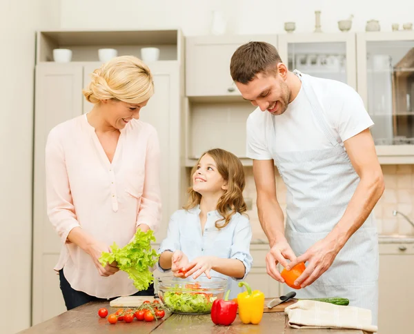 Šťastná rodina dělat večeři v kuchyni — Stock fotografie