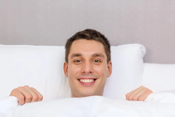 Knappe slapen in bed — Stockfoto