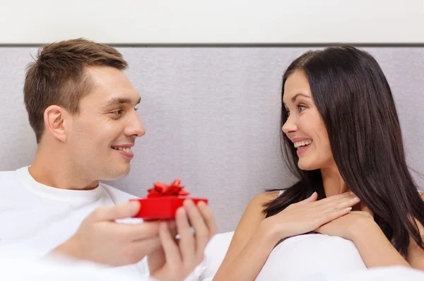 Mann schenkt Frau kleine rote Geschenkbox — Stockfoto